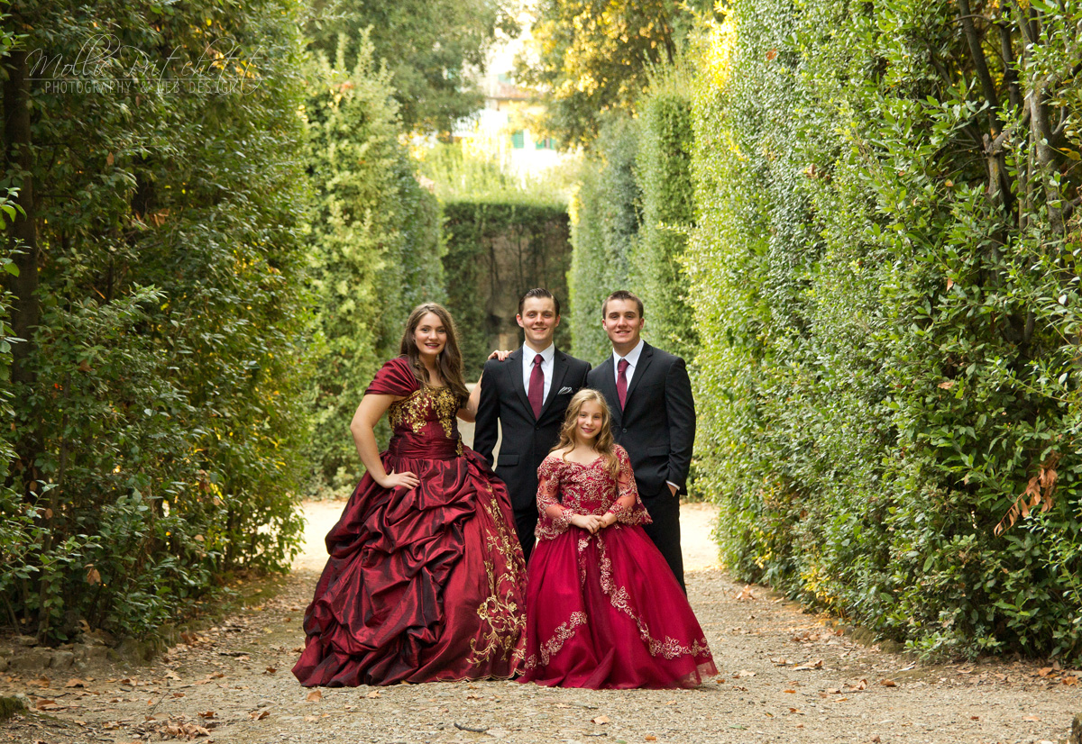 Luxurious family photoshoot in Boboli Gardens